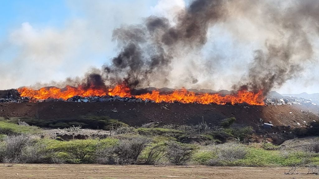 Nieuwe brand op vuilstort Bonaire, bewoners eisen ingrijpen Den Haag