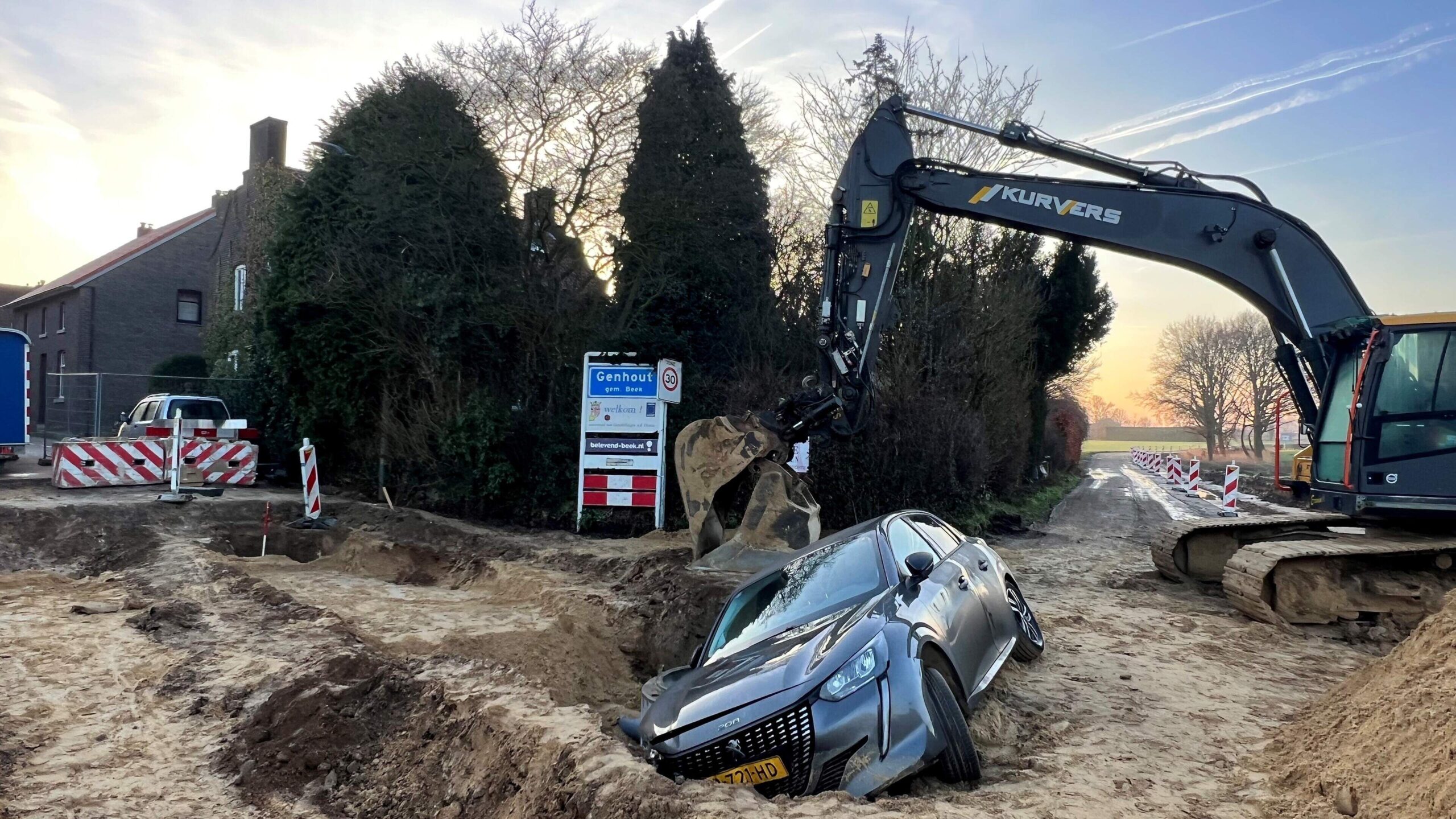 Auto belandt in diepe kuil bij wegwerkzaamheden in Genhout