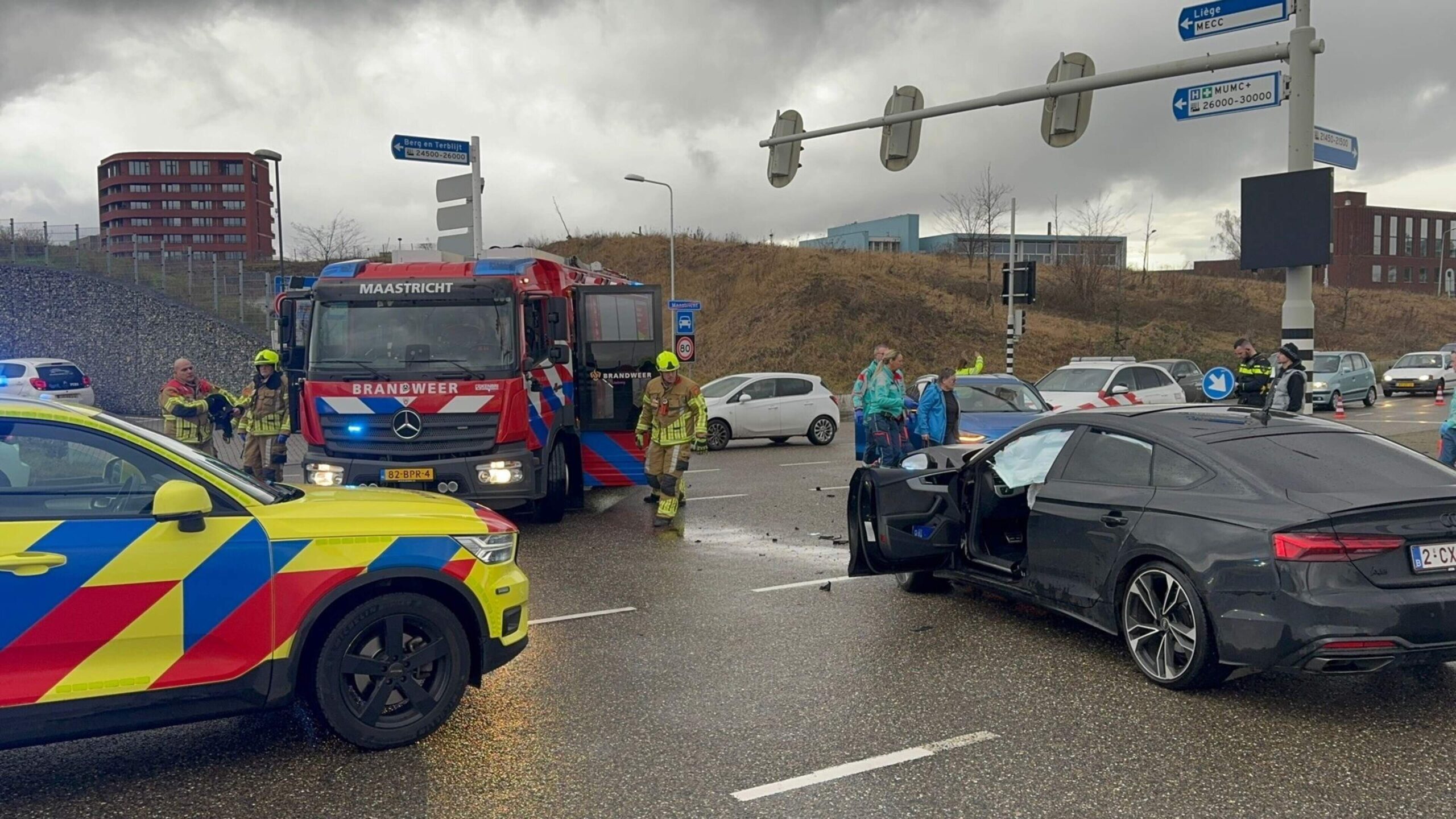 Meerdere personen bekneld in auto na aanrijding in Maastricht