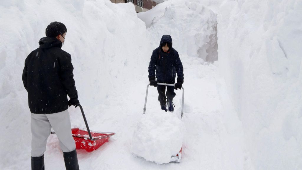 Recordhoeveelheden sneeuw in Japan, zeker dertig mensen omgekomen