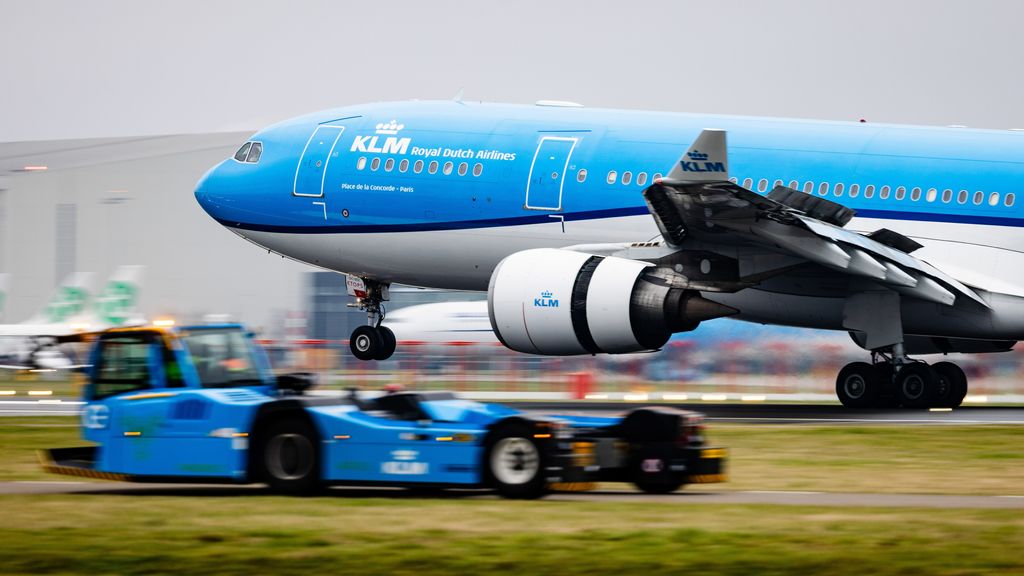 Twee KLM-toestellen op de grond gebotst op Schiphol, geen gewonden