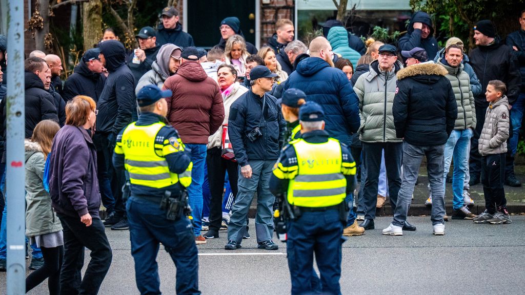 Protest in Den Haag tegen gezamenlijke woonvorm met statushouders, ME grijpt in