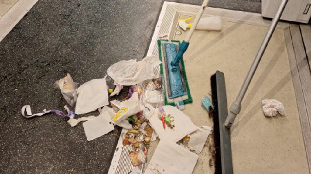 Puinhoop in de treinen door carnaval: ‘Van braaksel tot blikken bier’