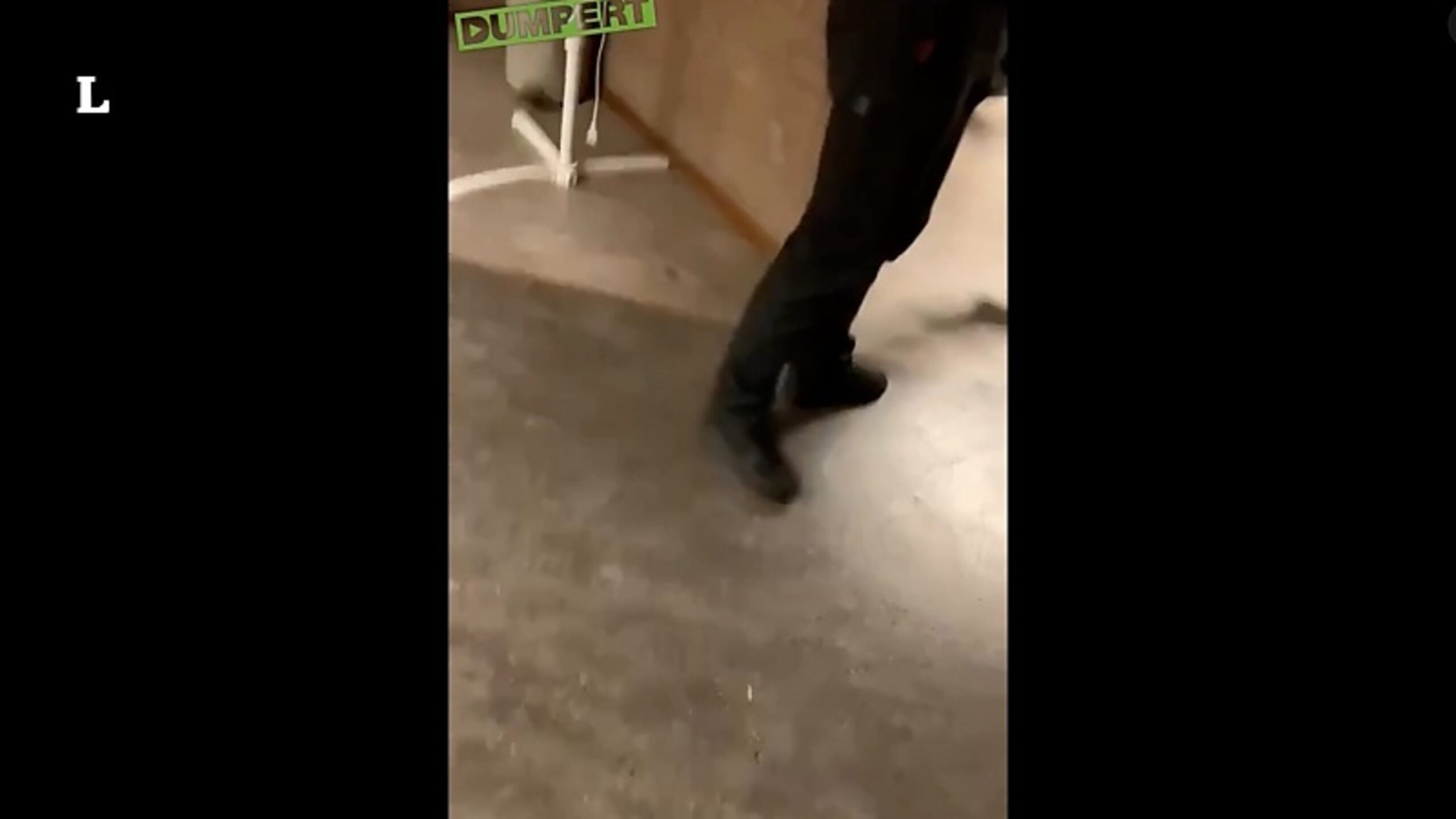 Opschudding over oud filmpje dat opduikt: asielzoeker moet voeten kussen van beveiliger azc Budel: ‘Deze man werkt hier niet meer’