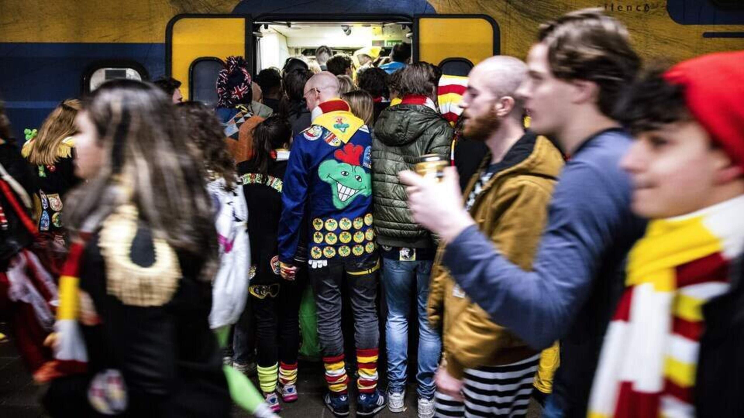 NS overvallen door troep carnavalsvierders: âBraaksel, pizzadozen en lege blikjes bierâ