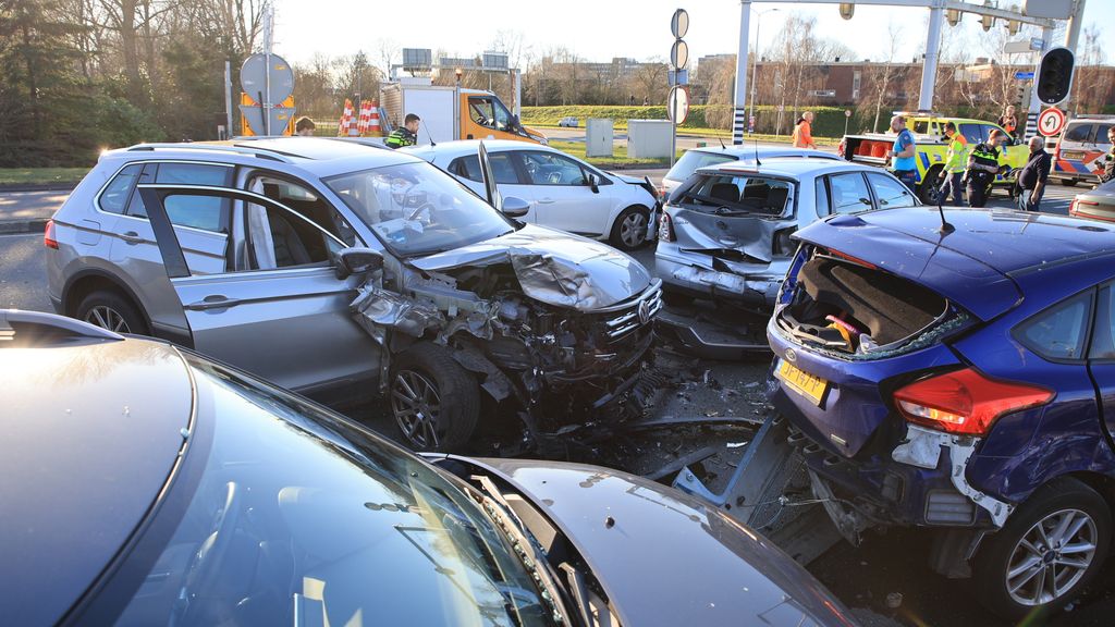 Ongeval met negen voertuigen in Voorburg, drie gewonden